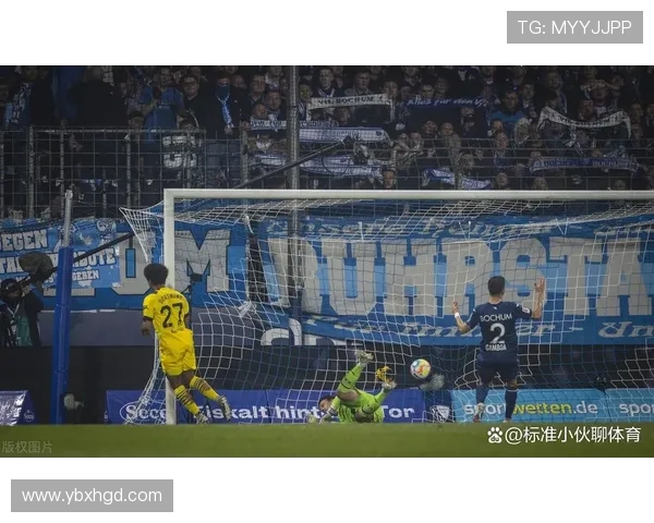 多特球员与教练对漏判点球提出质疑主裁回应拉扯轻微且无效